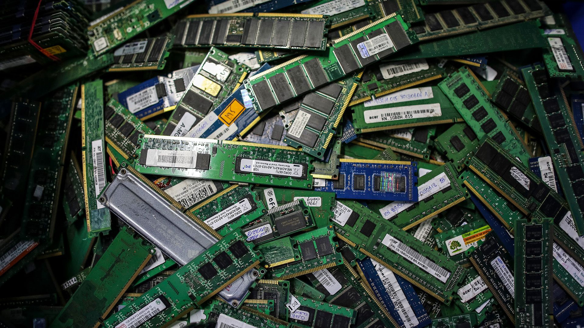 Dumpster Diving for DDR4: A $500 Haul That Exposes the Hidden Value in E-Waste