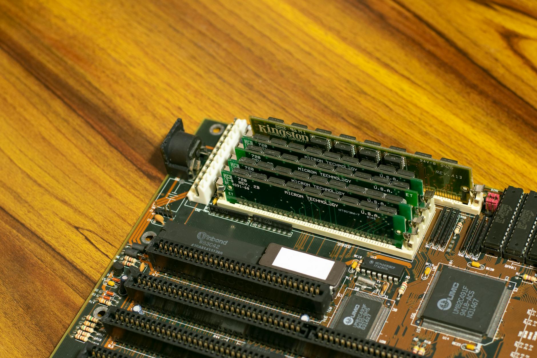 Detailed image of a vintage computer motherboard with RAM sticks.