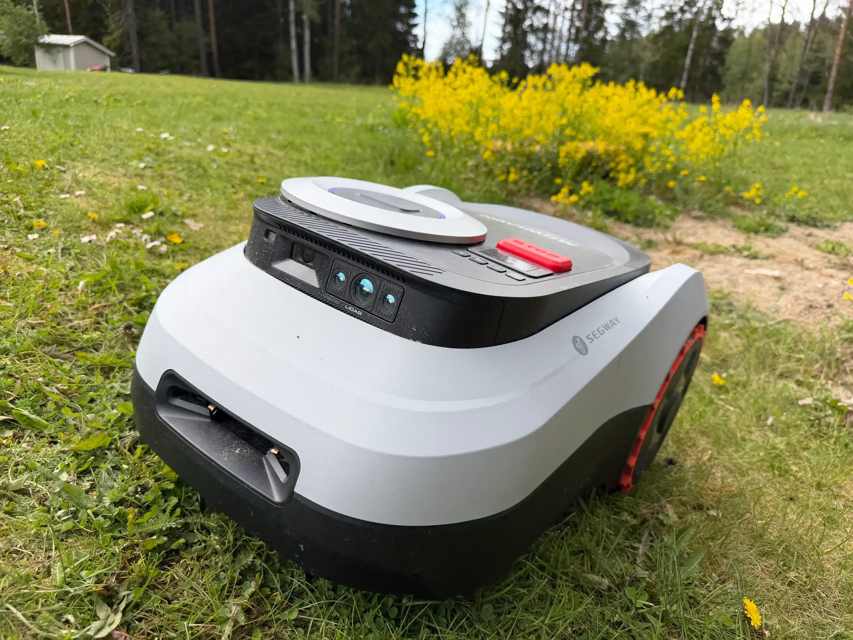 Navimow i210: A lidar-powered lawn mower that rethinks automation