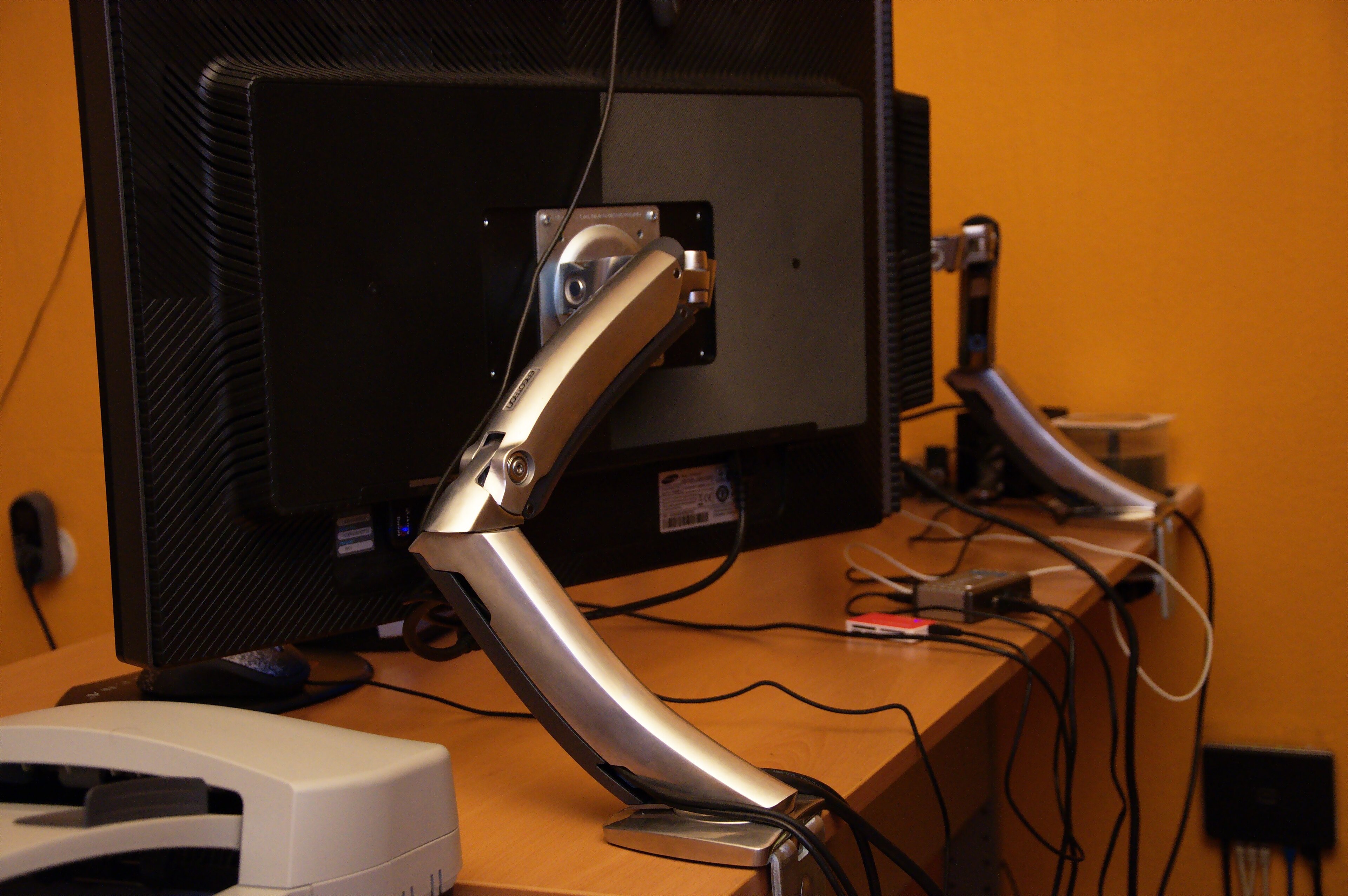 arm monitor display