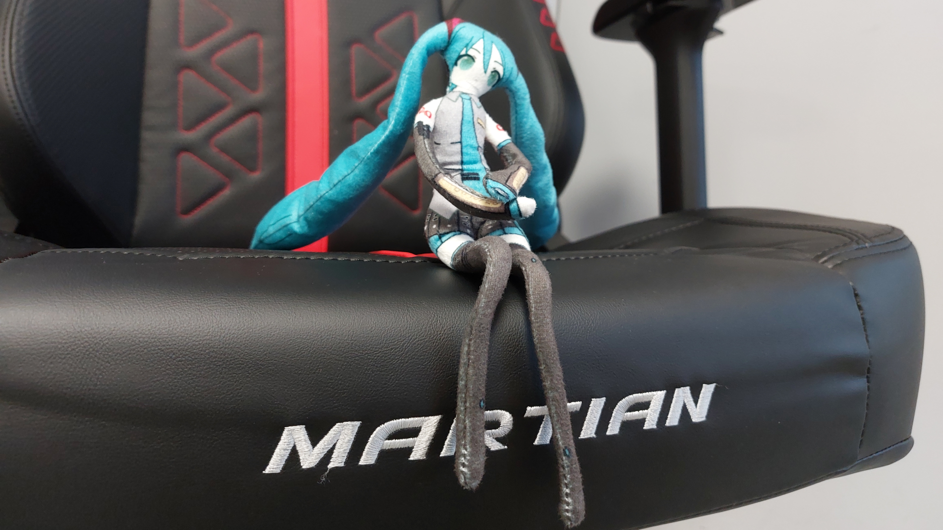 DXRacer Martian XL: A High-Tech Gaming Throne with a Battery-Powered Back