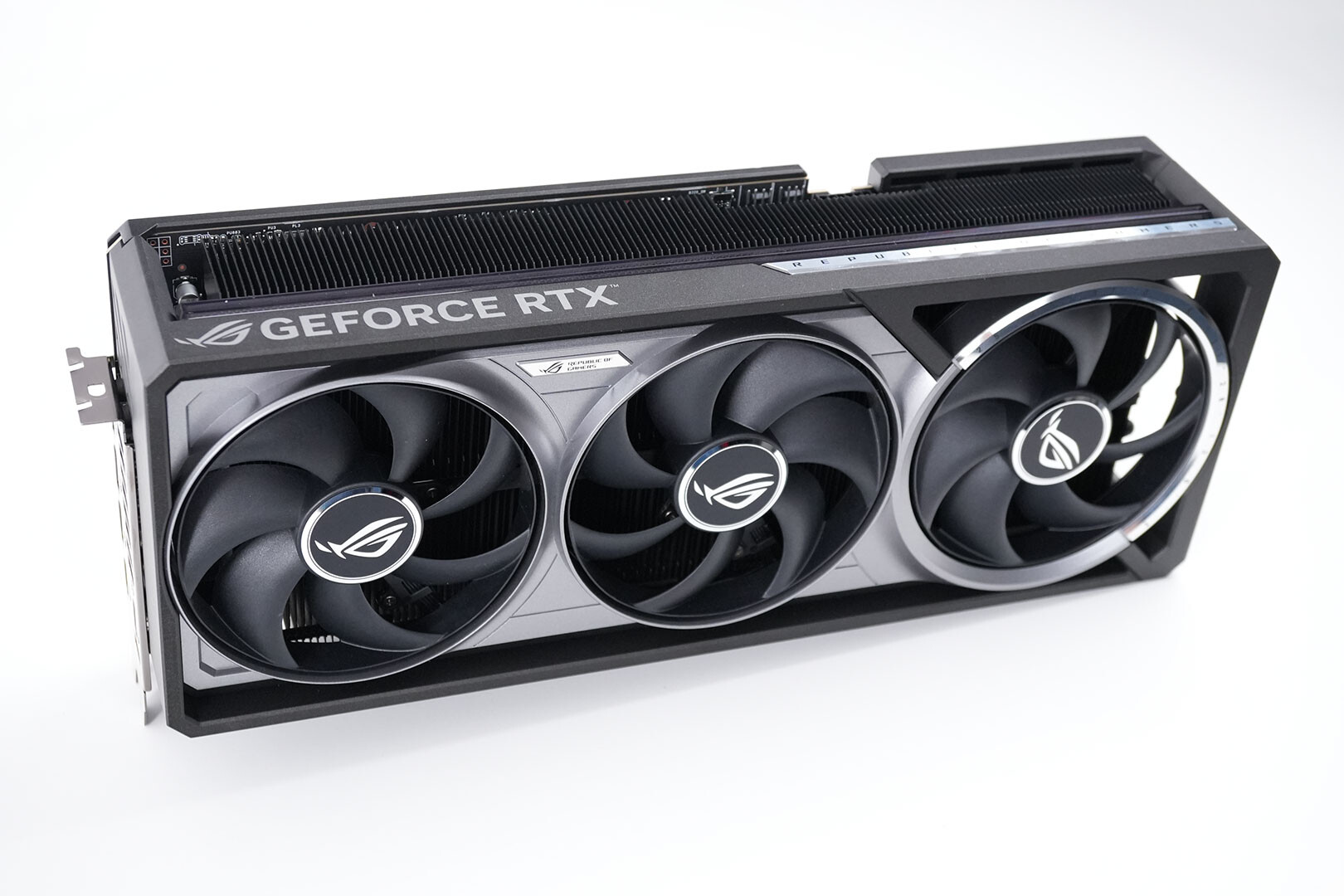 Extreme Modder Unlocks 800W Power on ASUS ROG Astral RTX 5090—With a Soldering Iron