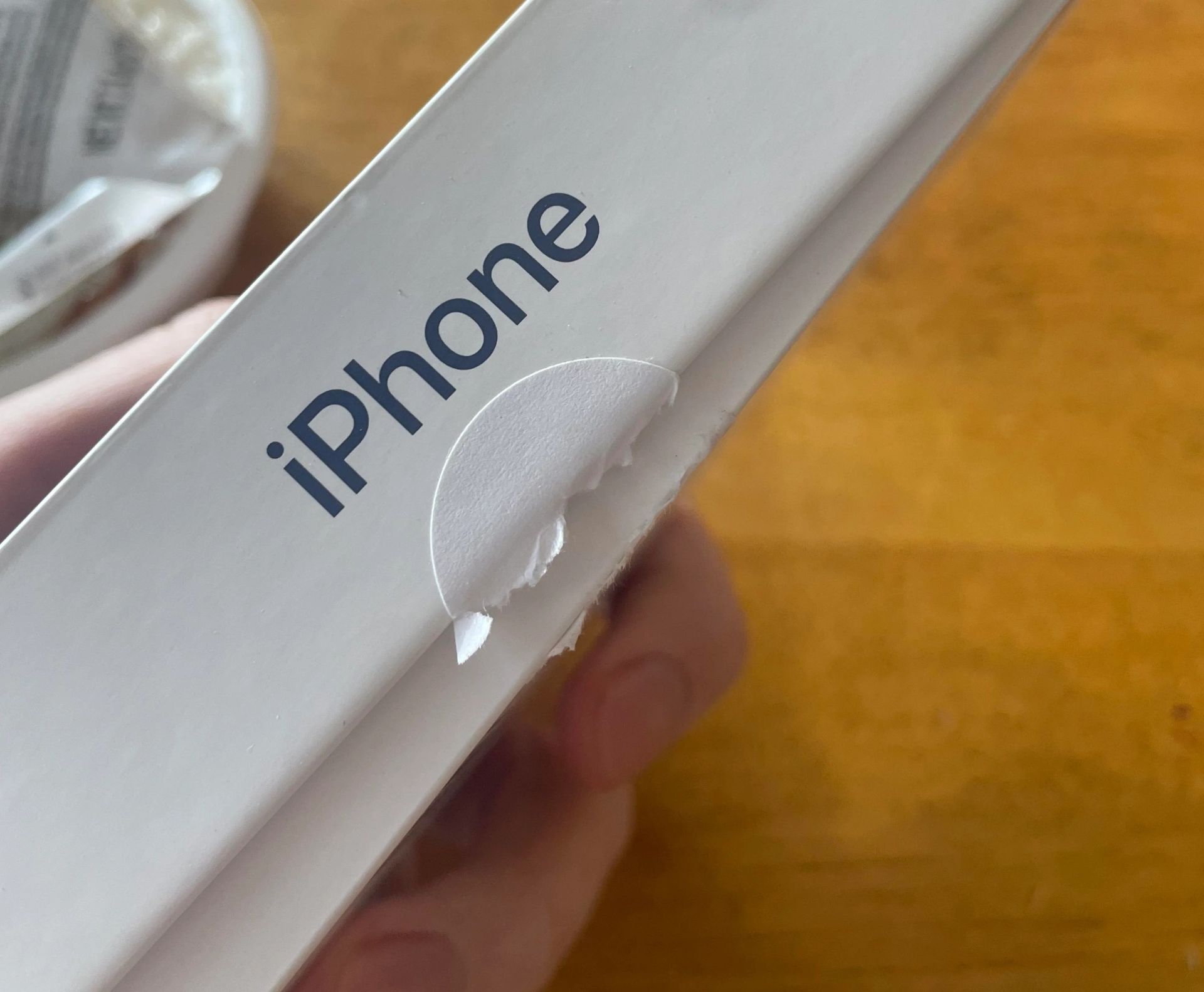 <strong>AT&amp;T Customer’s iPhone 17 Pro Nightmare: Broken Seal, Smudged Screen, and Triple the Price</strong>