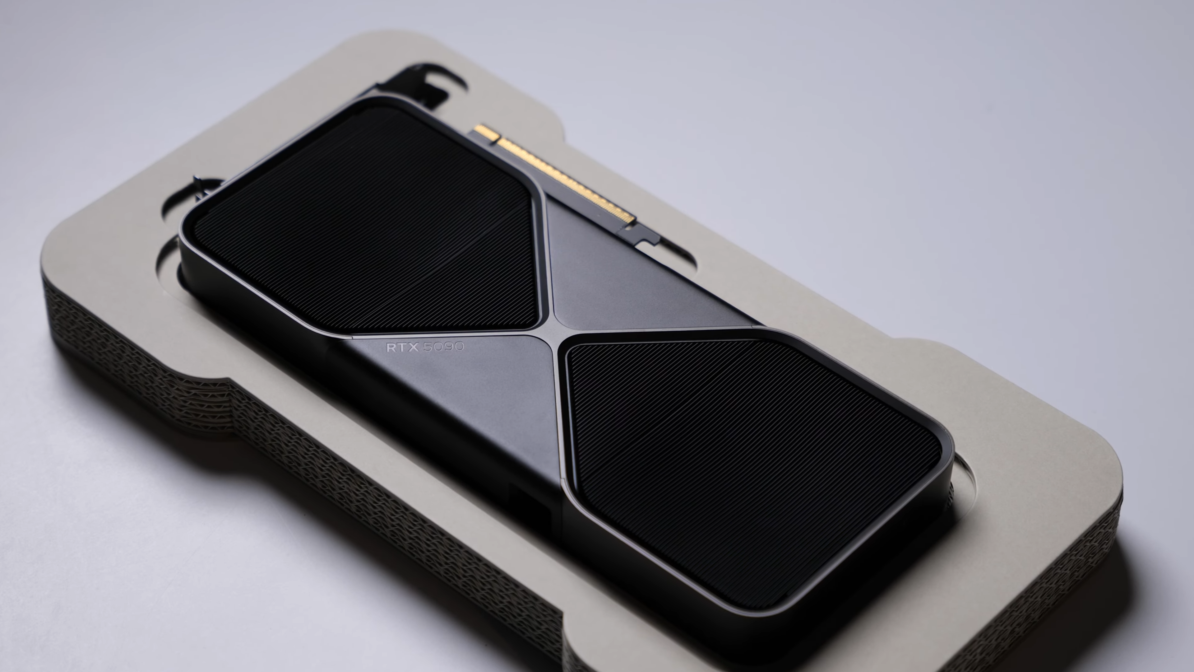 RTX 5090 - duża wydajność dużym kosztem (2160p 30fps VP9 LQ-96kbit AAC)-00.00.04.100